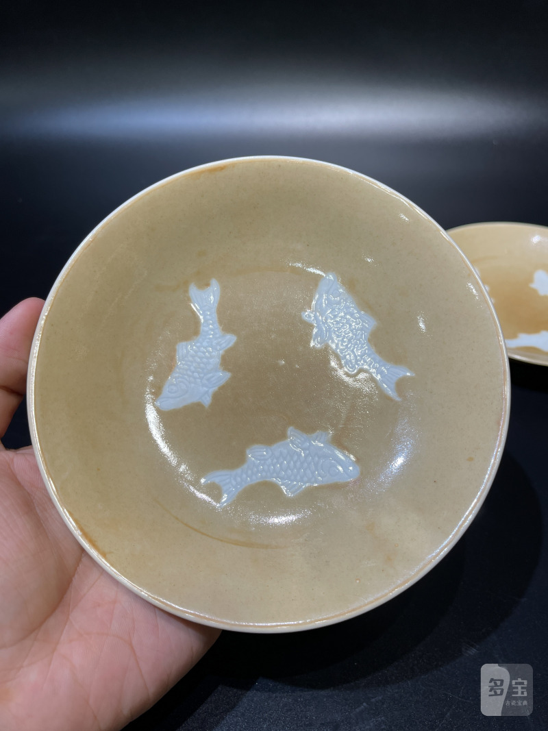 清乾隆 米黄釉地留白暗刻三鱼纹盘一对 - 图9